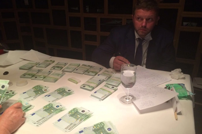 СК обвинил Белых в получении еще одной взятки