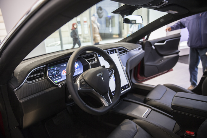 Владельца Tesla арестовали за «пьяную езду» с включенным автопилотом