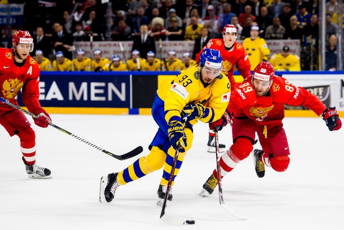 Сборная России по хоккею проиграла Швеции на ЧМ и встретится с канадцами