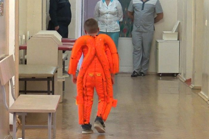 В Каменске-Уральском детская больница приобрела «костюмы космонавтов»