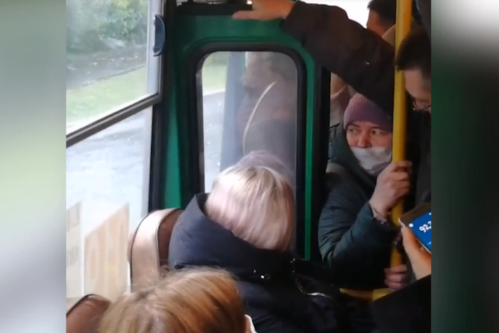 В Екатеринбурге женщину выставили из переполненного автобуса в Академический