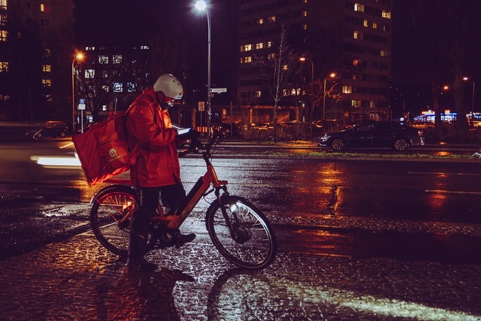 Город засыпает, просыпается… Сколько платят за работу по ночам в Свердловской области?