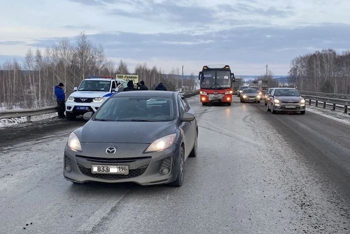 На свердловской трассе автобус с 30 пассажирами влетел в иномарку