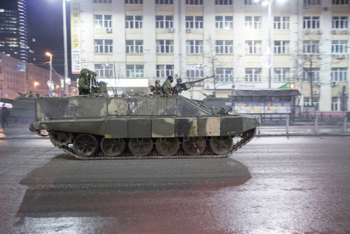 Ко Дню Победы и на репетициях парада на танки натянут «башмаки»