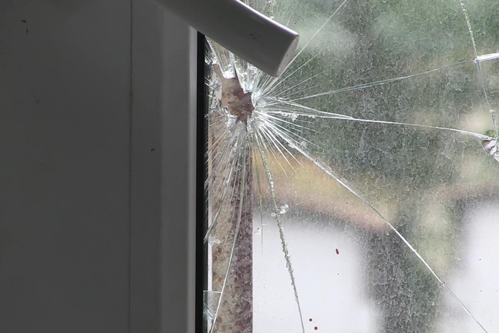 Пара возлюбленных-дебоширов побила окна в отделении полиции в Екатеринбурге