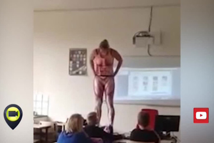 Голландская учительница на себе показала детям внутренности человека