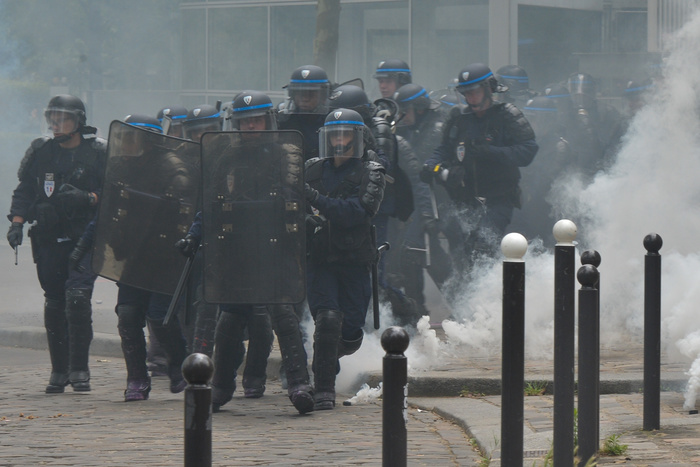 В Париже митинг против жестокости полиции разогнали слезоточивым газом