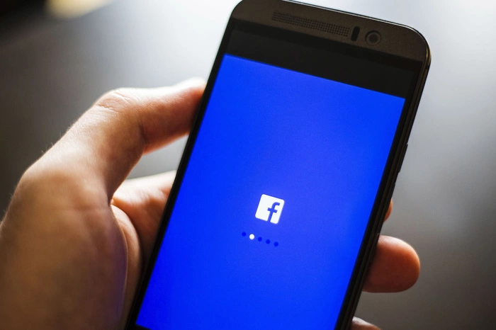 Большинство россиян назвали смартфон средством ухода от общения