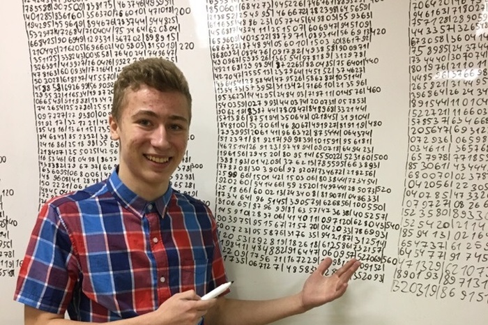 Школьник из Екатеринбурга готовится побить рекорд России по запоминанию числа Пи