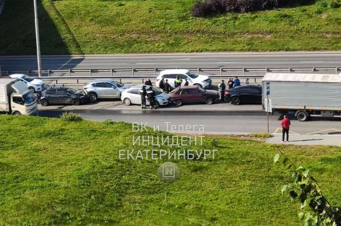 В Екатеринбурге на развязке в центр образовалась пробка из-за массовой аварии