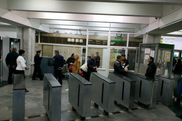 В Екатеринбурге женщина через суд взыскала более 200 тысяч рублей с метрополитена за удар створками