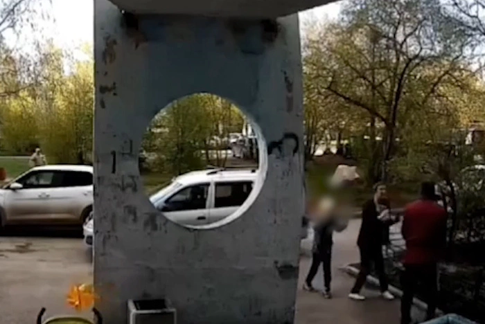 На ЖБИ пара екатеринбуржцев подралась с водителем легковушки