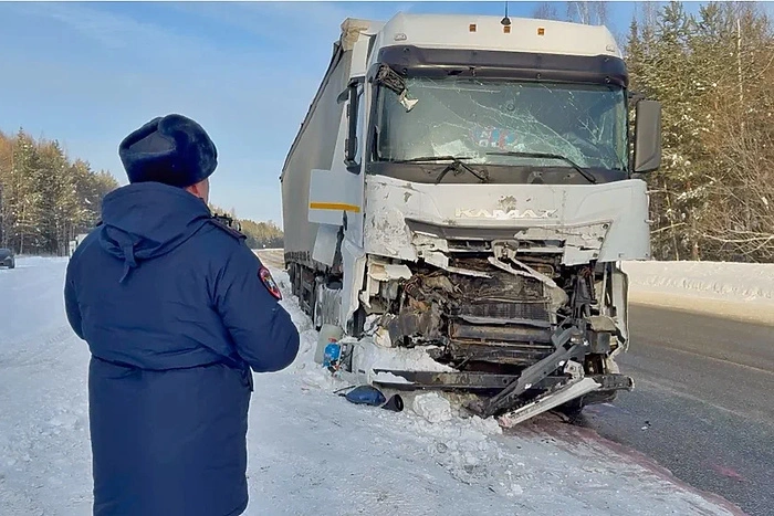 Иногородний водитель «КамАЗа» «замесил» на Серовском тракте ДТП с фургоном и легковушкой (ФОТО)