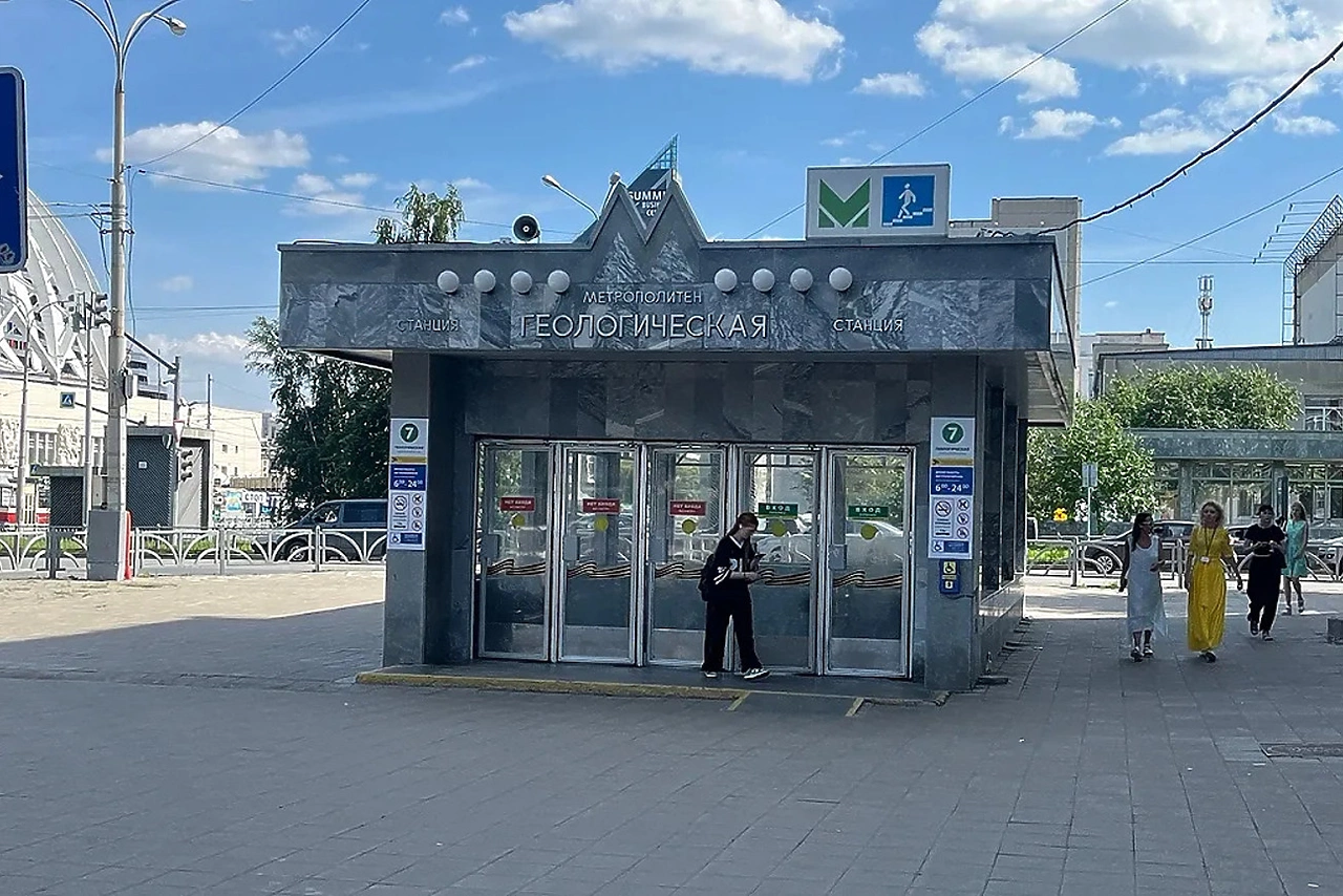 В метро Екатеринбурга девушка упала на эскалаторе