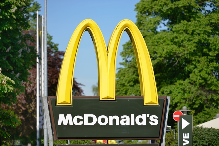 Шесть тюменцев пострадали в драке из-за серьги в «Макдоналдсе»