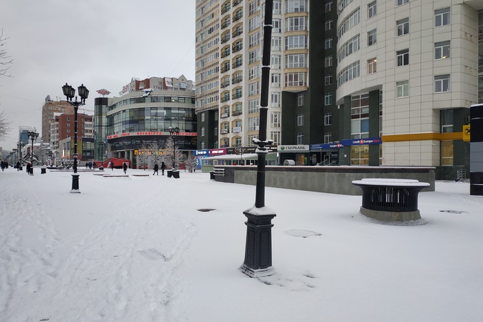 В Екатеринбурге ликвидируют последствия снегопада