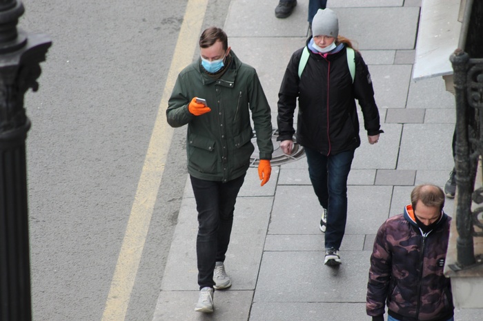 Жителям Петербурга выдадут деньги на покупку масок и перчаток