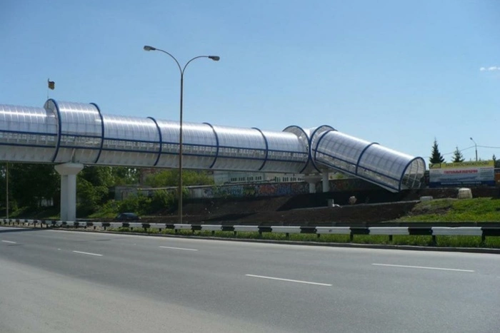 На ЕКАД возведут пешеходный переход с диодными светильниками и лифтами