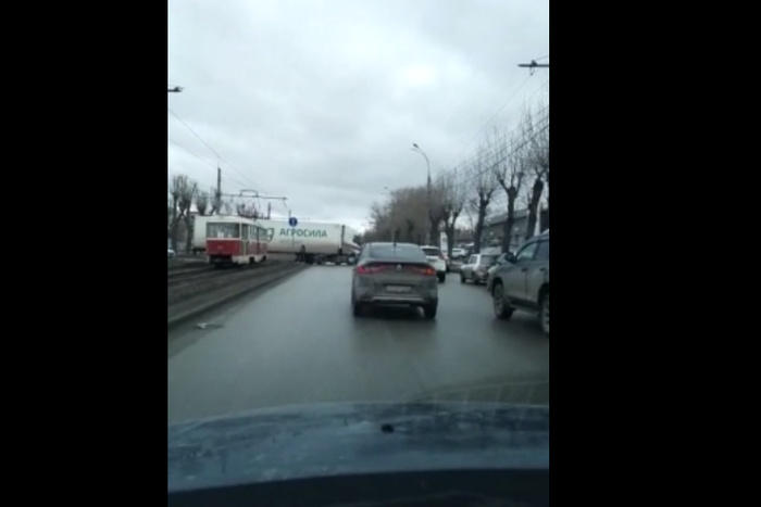 В Екатеринбурге фура парализовала движение машин и трамваев