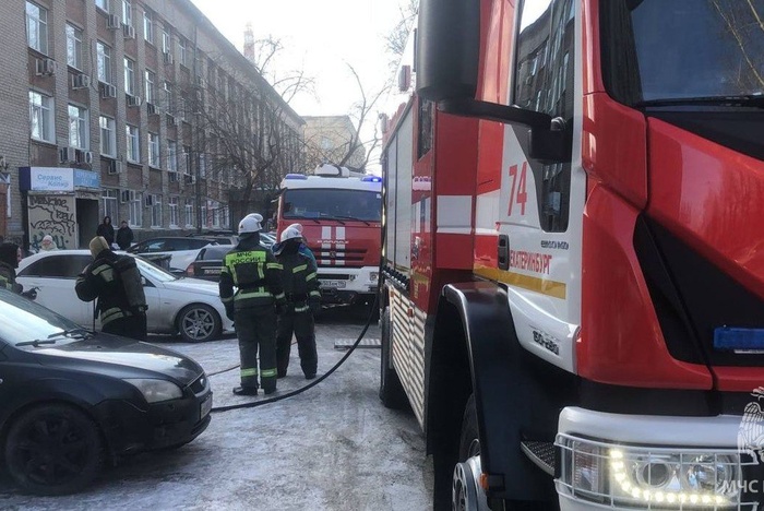 К екатеринбургской школе съехались пожарные машины