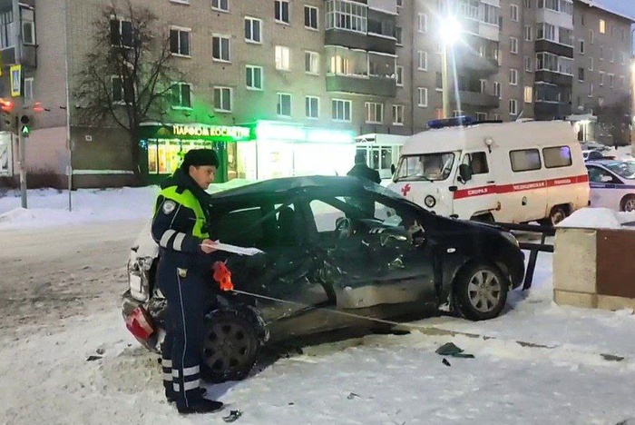 «Вылетел из салона». «Скорая помощь» с тяжелобольным попала в ДТП в Красноуфимске