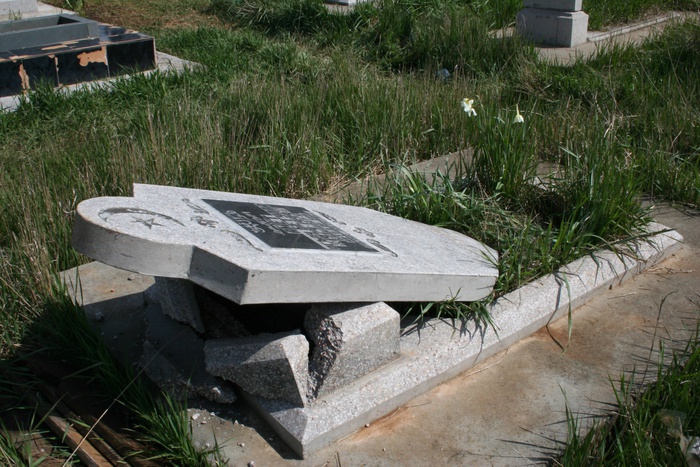 В Серове автомобиль протаранил могилы на местном кладбище