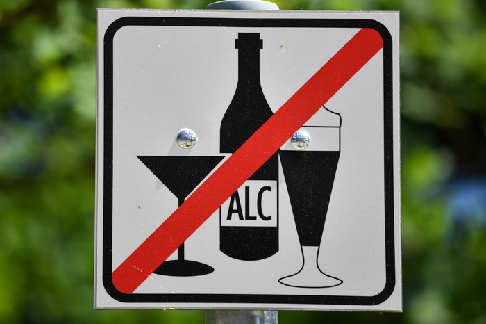 СМИ узнали об идее Минздрава запретить продажу алкоголя в выходные