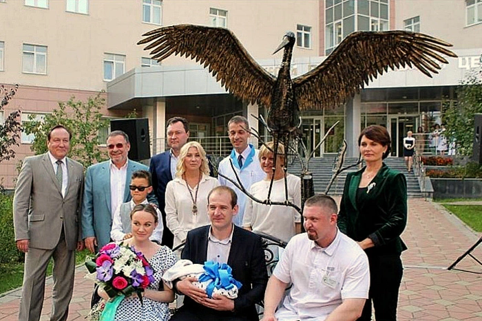 Скульптуру аиста установили в Областной детской клинической больнице № 1