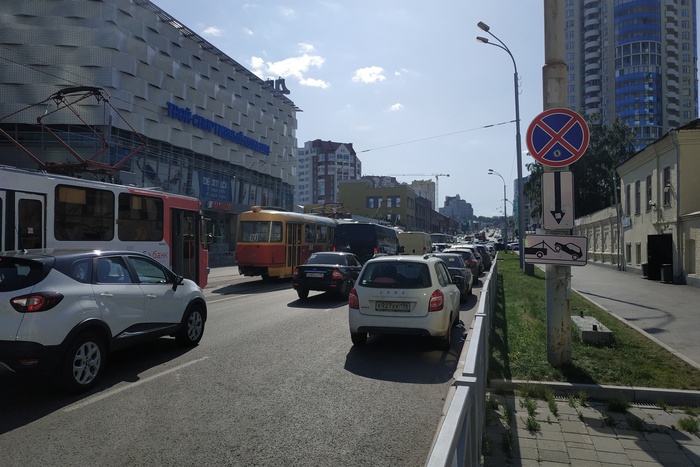 Трамвайное движение по Радищева в оба направления парализовало из-за ДТП