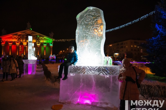 Ледяные скульптуры в ледовом городке Нижнего Тагила сравнили с надгробными плитами