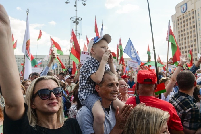 Путин назвал неприемлемыми попытки вмешаться извне в дела Белоруссии в беседе с Меркель