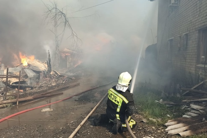 Огнеборцы ликвидировали крупный пожар в Екатеринбурге