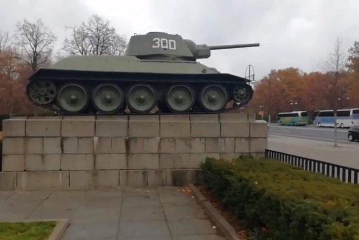 Немецкий журналист призвал убрать памятник советскому танку Т-34 у Рейхстага