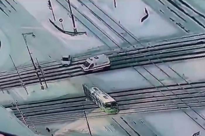 Легковушка протаранила машину скорой помощи на ВИЗе (ВИДЕО)