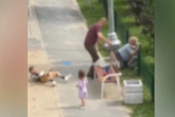 Екатеринбуржец ударил бабушку на детской площадке