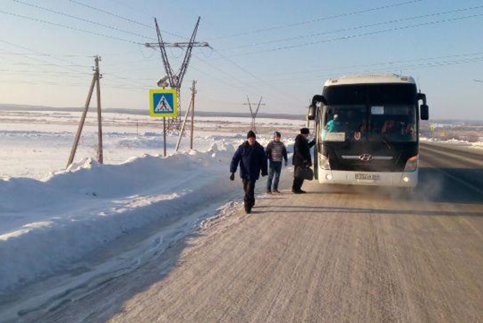 Рейсовый автобус с пассажирами сломался на трассе Пермь-Екатеринбург