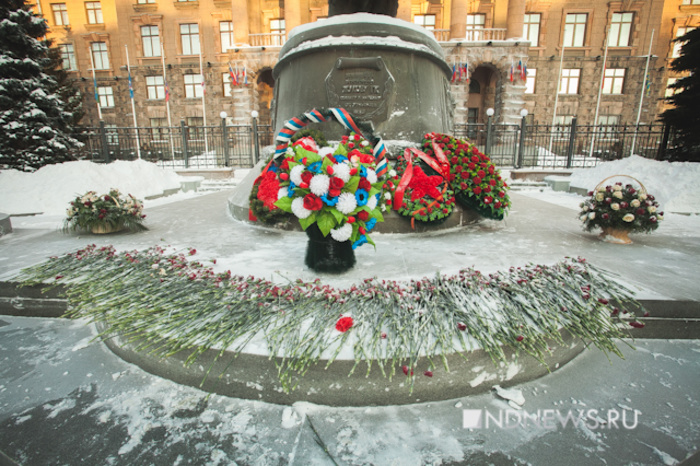 Екатеринбуржцы несут цветы к штабу военного округа и Дому журналистов