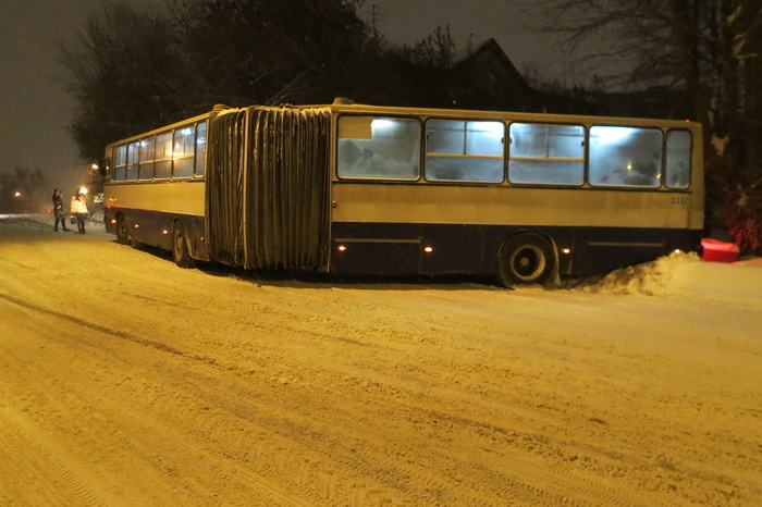 В Екатеринбурге из-за снежной колеи ГИБДД закрыла для автобусов шесть улиц