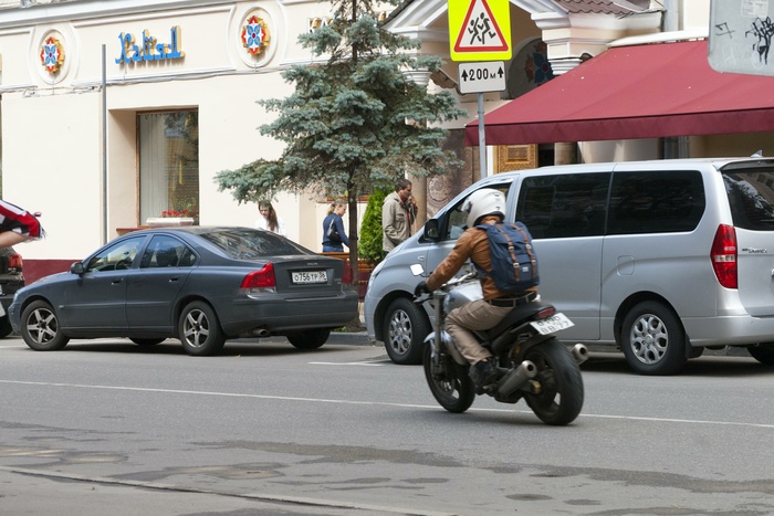 В Магнитогорске мотоциклист снес женщину и скрылся