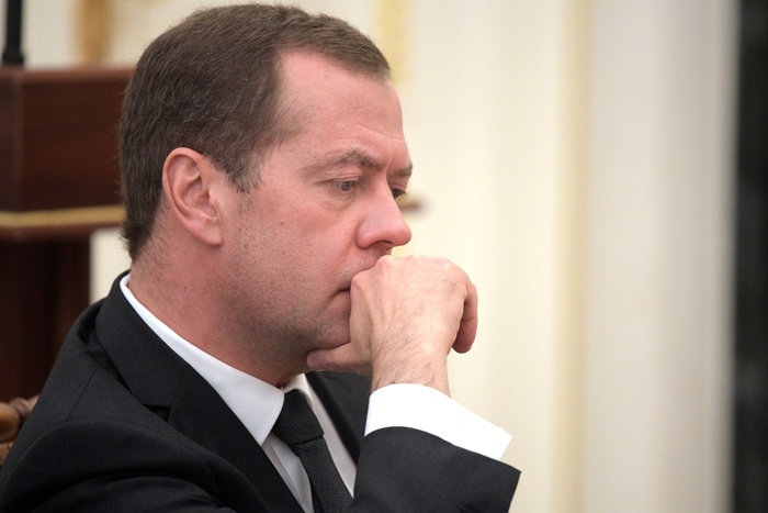 Медведев назвал причины низкой эффективности труда в России