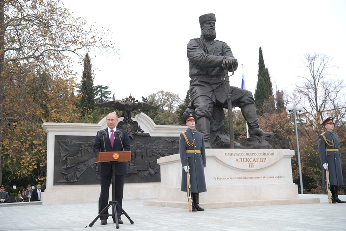 Владимир Путин открыл в Крыму изготовленный на Урале памятник Александру III