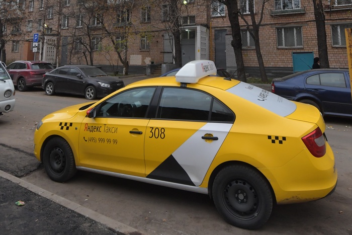 В Екатеринбурге таксист избил трех девушек