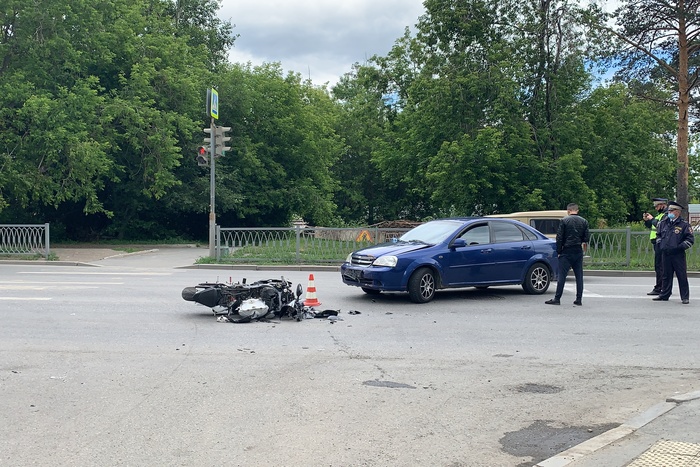 В Екатеринбурге легковушка сбила мотоциклиста