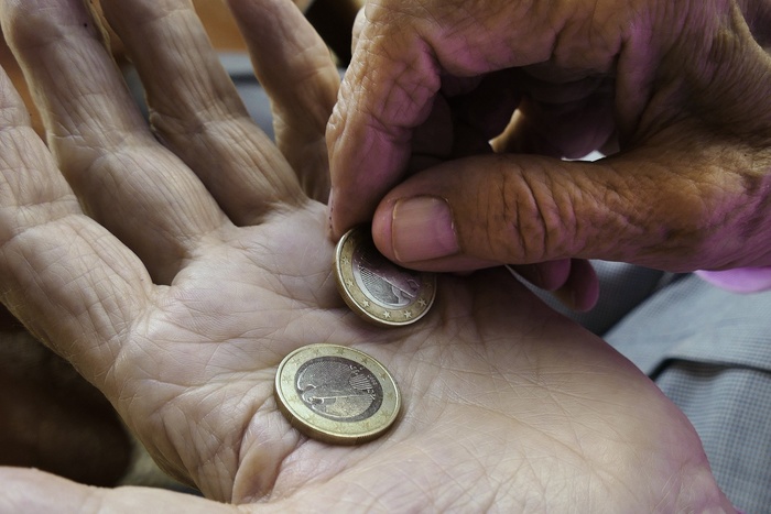 В Екатеринбурге лжесотрудники ПФР заставляют пенсионеров менять «старые» деньги на «новые»