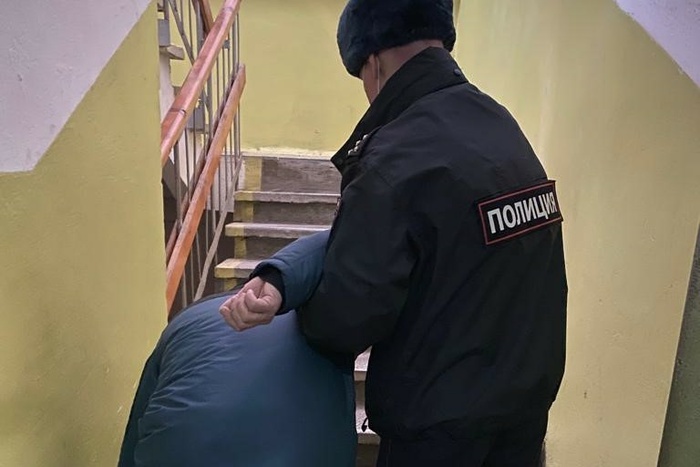 В отделе полиции Екатеринбурга мужчина схватил ножницы и напал на следователя прямо на допросе