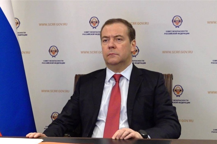 Медведев отменил визит в Свердловскую область