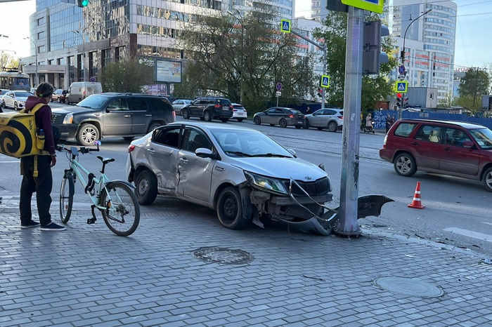 В ГИБДД рассказали подробности ДТП с «Яндекс.Такси», где пассажирка вылетела через боковое стекло