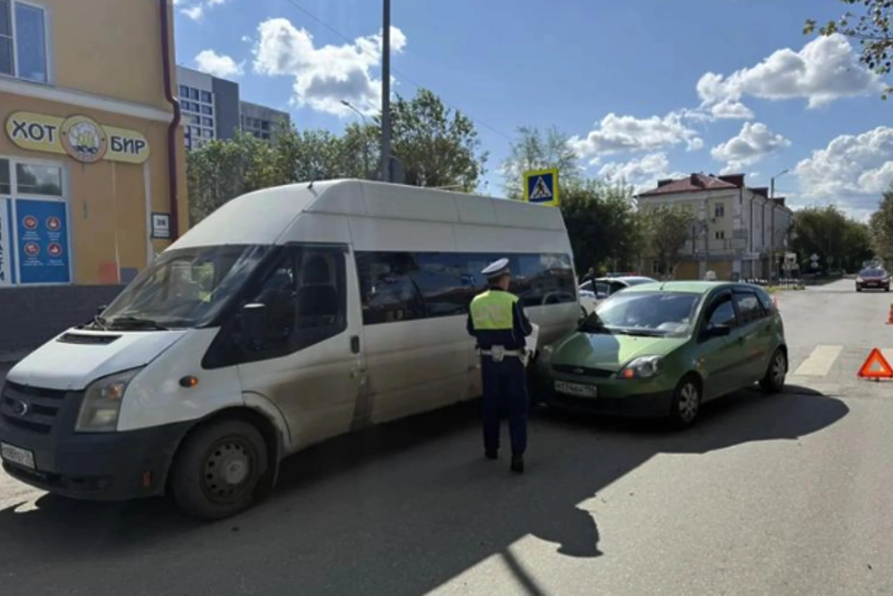 Пострадал подросток-пассажир: свердловчанка за рулём иномарки врезалась в маршрутку