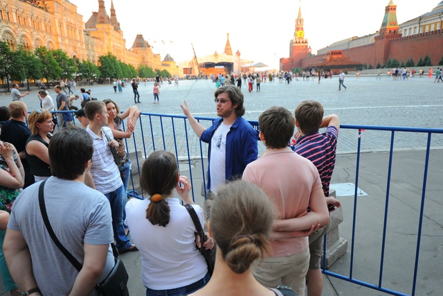 Проводить москва. Экскурсовод и экскурсанты Петербург. Экскурсовод Москва. Группа туристов в городе. Группа туристов в Москве.