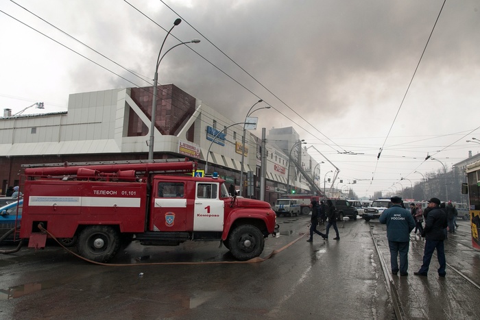 Опубликовано видео начала пожара в кемеровском ТЦ